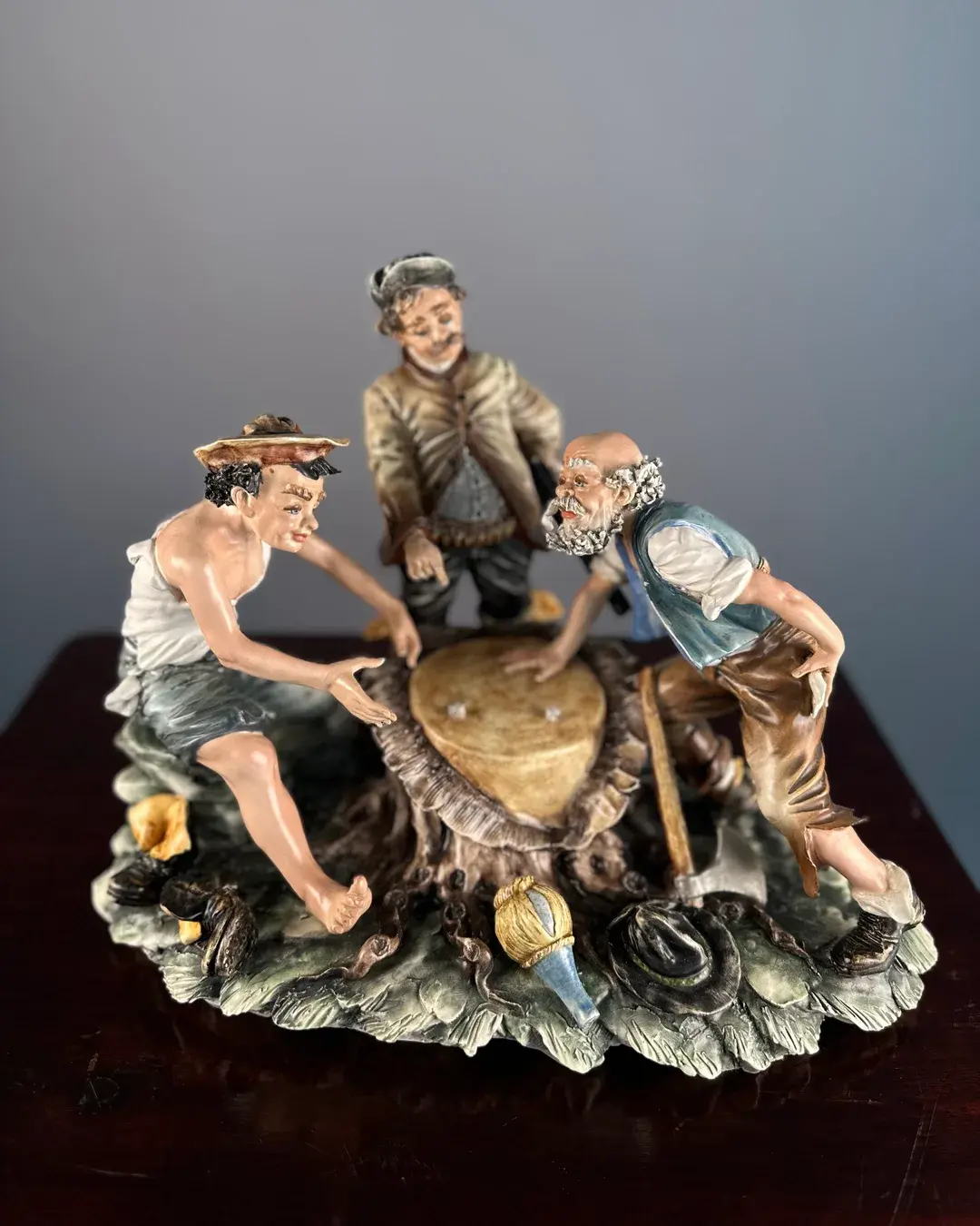 Capodimonte İmzalı Bruno Merli Tasarımı İtalyan Porselen "Zar Oynayan Adamlar / Giocatori di Dadi" Figuratif Heykel