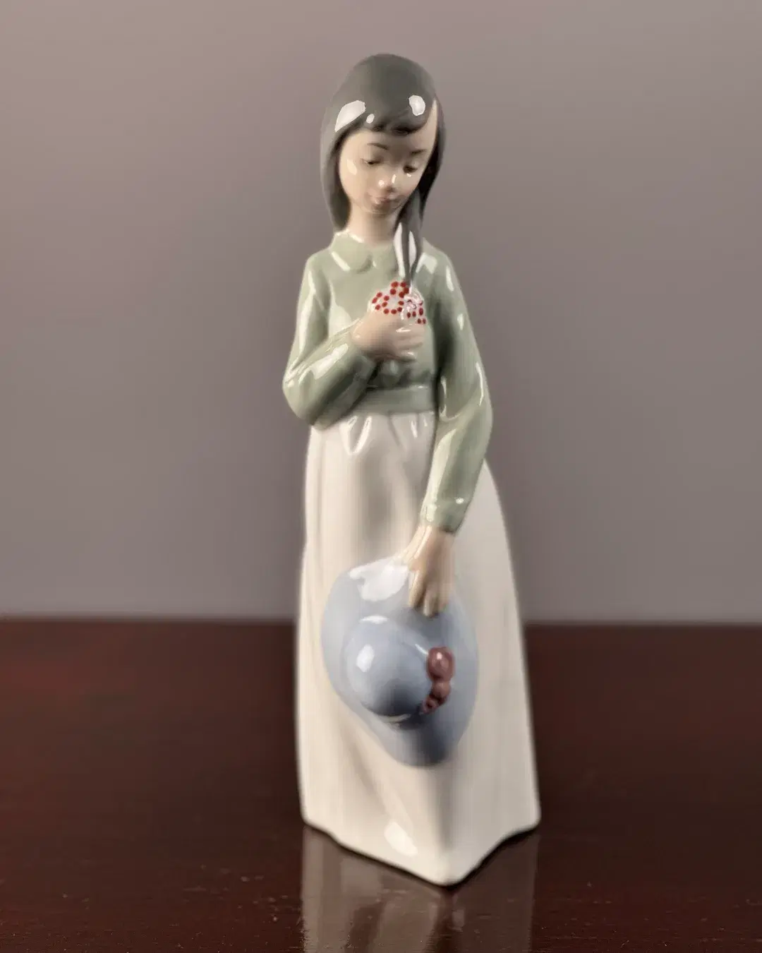 Nao by Lladró – "Girl with Bonnet / Flower Girl" (Şapkalı ve Çiçekli Genç Kız) Porselen Biblo