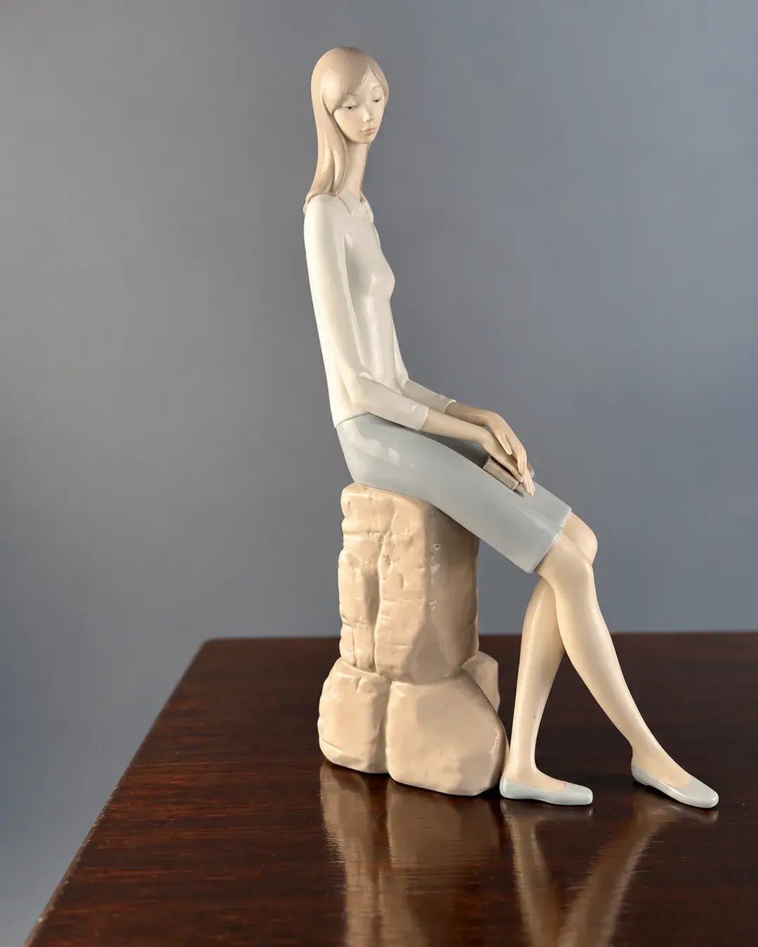 NAO by Lladró Orijinal "Elegance / Young Woman Sitting" (Oturan Şık Kadın / Genç Kız)