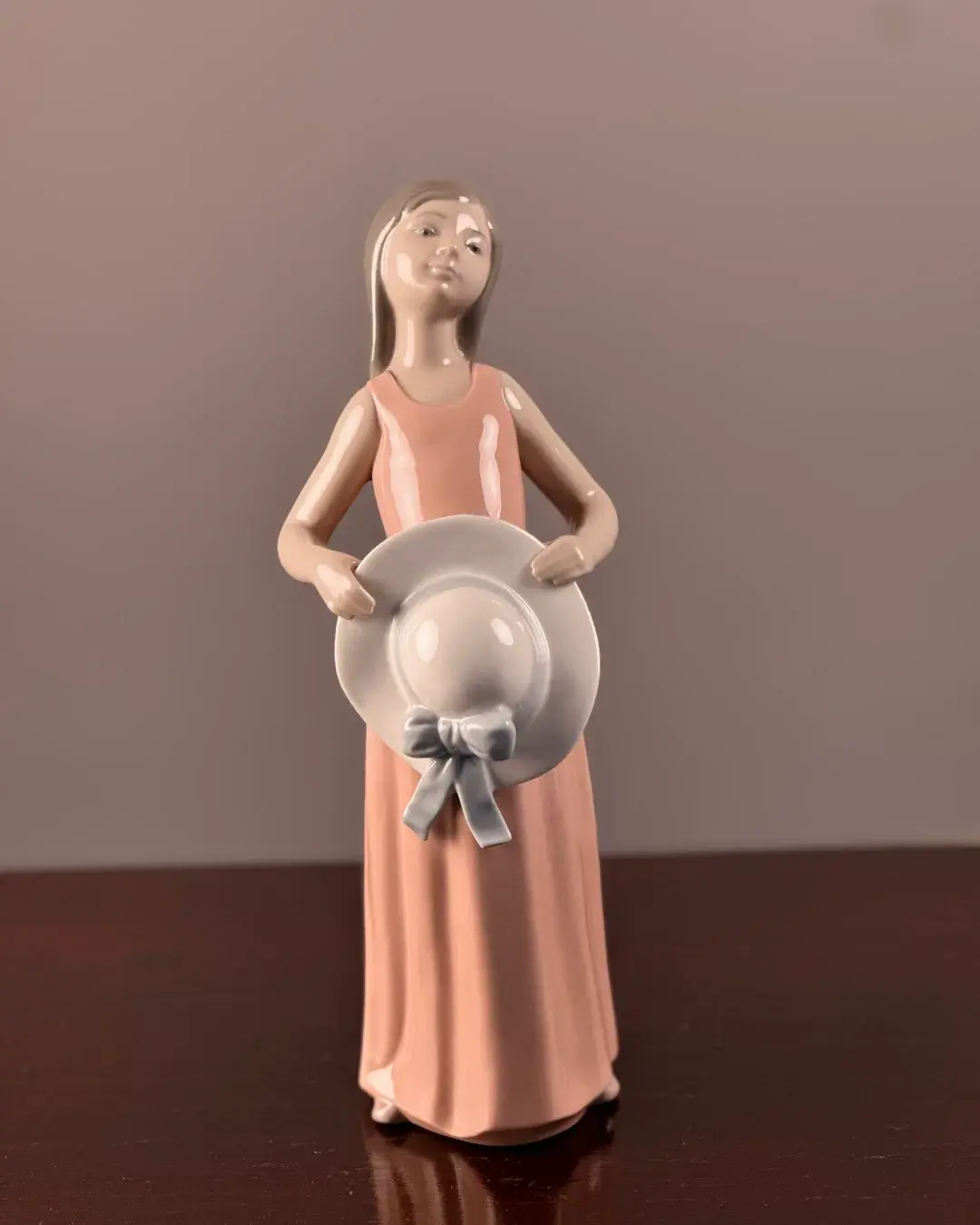 Lladró – "Soothing Thought / Girl with Summer Hat" (Şapkalı Pembe Elbiseli Genç Kız) Orijinal Porselen Biblo