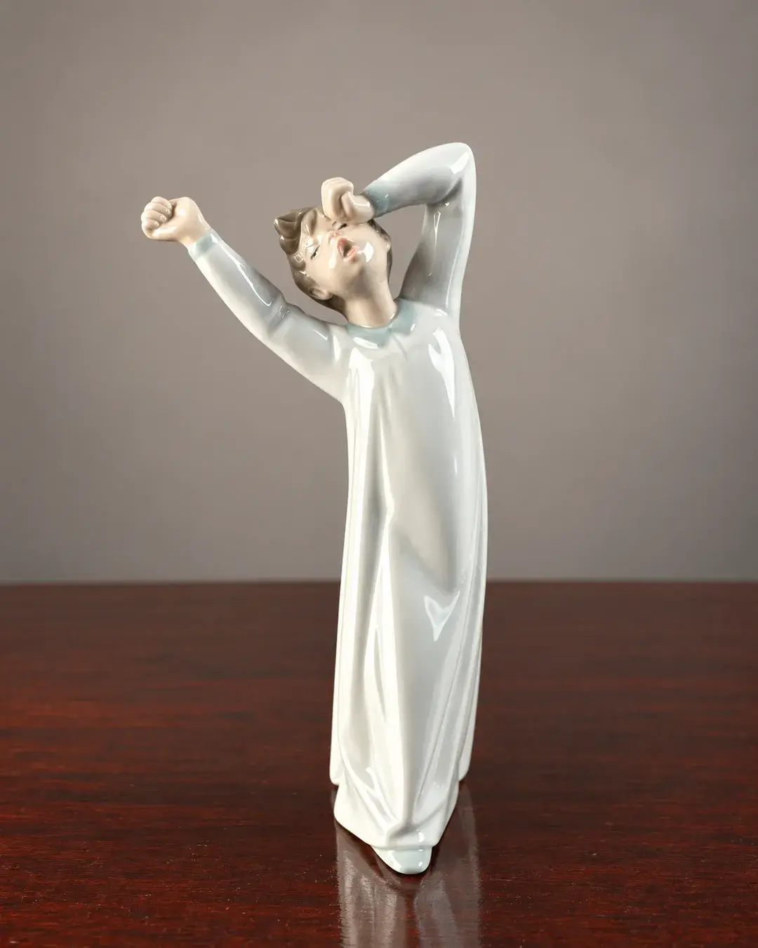 Lladró – "Boy Yawning / Yawning / Time to Go to Bed" (Esneyen / Gerinen Gecelikli Çocuk) Orijinal Porselen Biblo