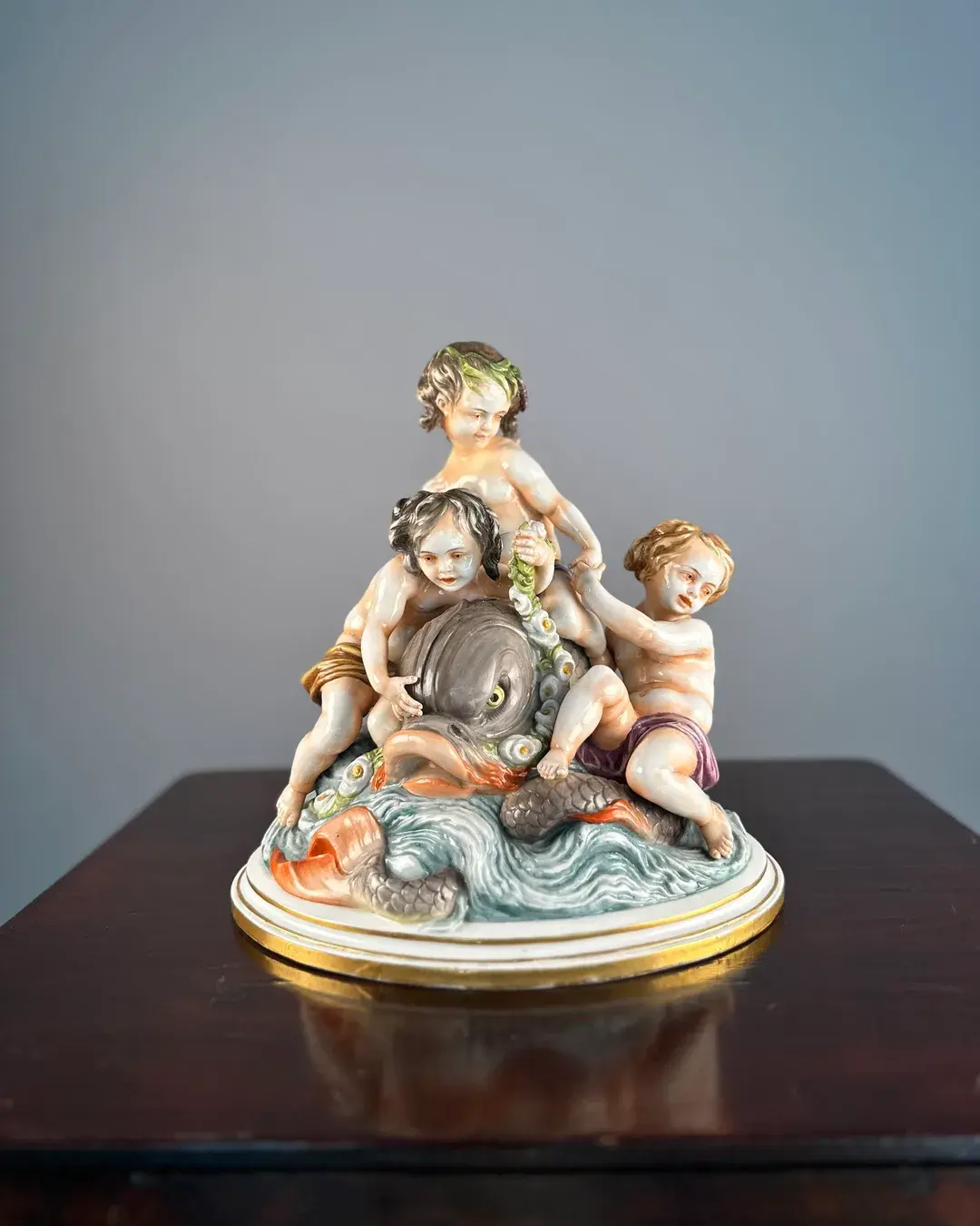 Capodimonte İmzalı İtalyan Porselen "Yunus Üzerindeki Melekler / Putti mit Delphin" Mitolojik Figüratif Heykel