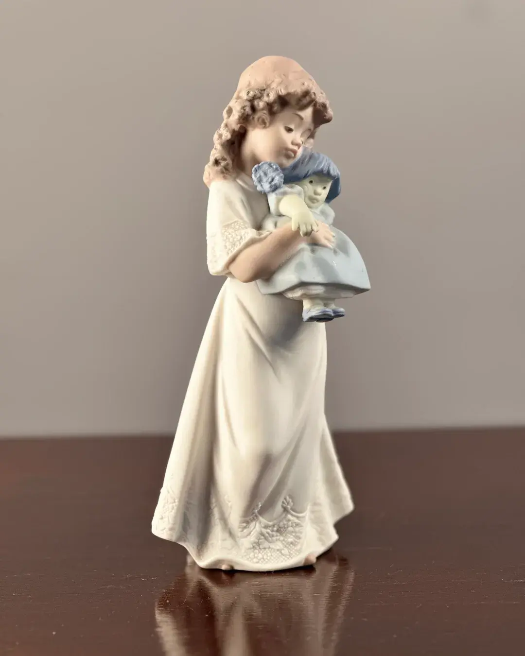 Nao by Lladró – "Girl with Doll" (Bebeğine Sarılan Kız Çocuk) Porselen Biblo