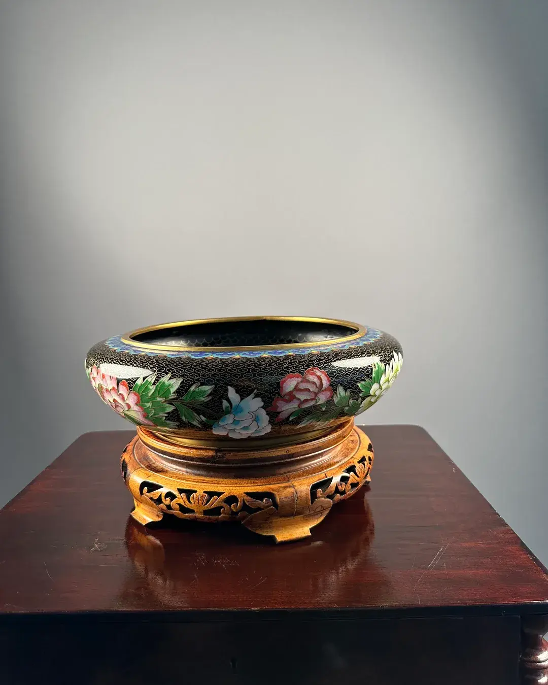 Cloisonné ( Klozonne) Şakayık Motifli Ahşap Kaideli Pirinç Kase